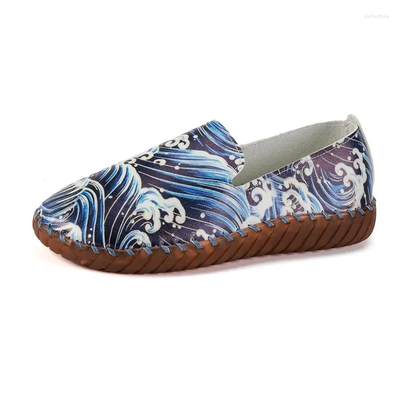 Scarpe casual di grandi dimensioni totem femminile 2024 autunno nazionale di vento rotondo rotondo flat sole cucitura aiuta un slip-on pigro