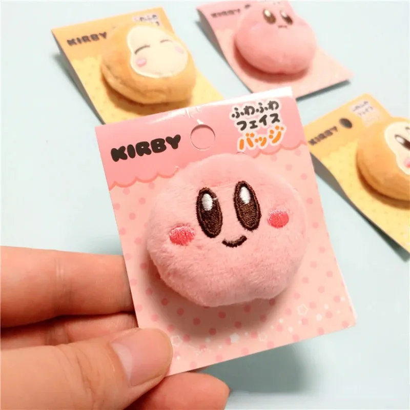 Kirby -Serie Brosche Cartoon Anime Pin Bag Hanging Ornamente Auto Anhänger Kawaii Keychain Schoolbag Dekoration Spielzeuggeschenke 4cm 240412