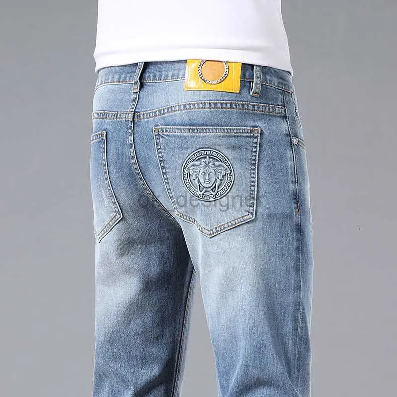 Designer de jeans masculin Spring and Summer en jean pour hommes petit pied élastique élastique ajusté de marque haut de gamme Pantalon Medusa