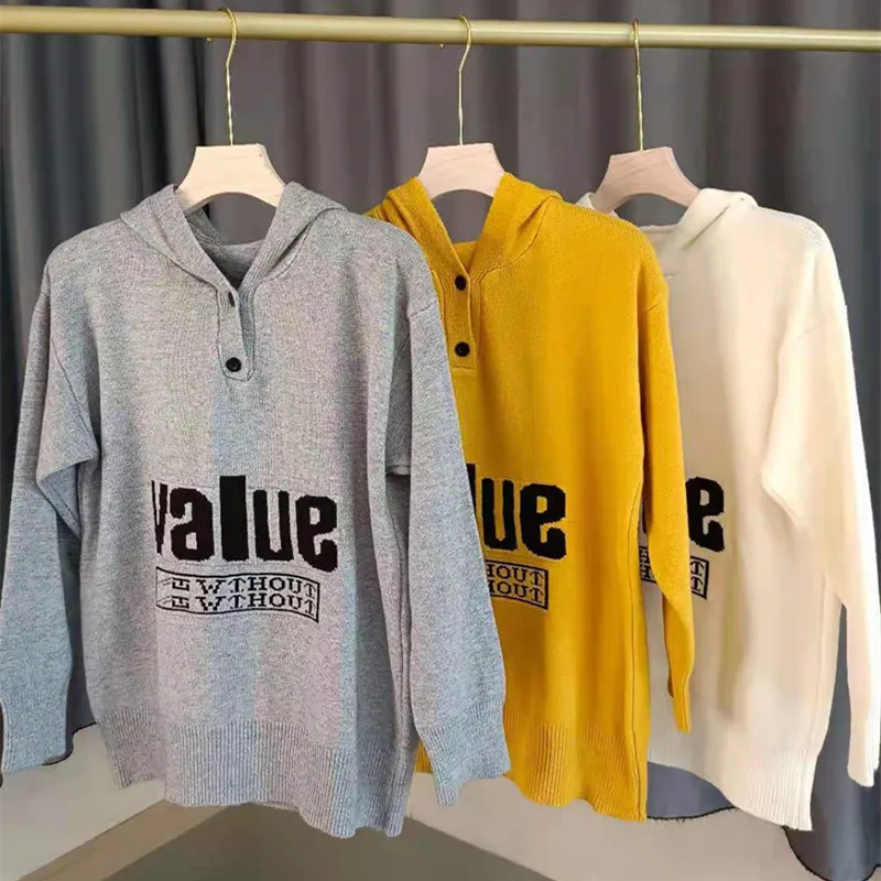 Valore Letter Magione con cappuccio per donne 2023 Autunno/Inverno Edizione coreana Nuova parte inferiore a maglia versatile gialla per donne