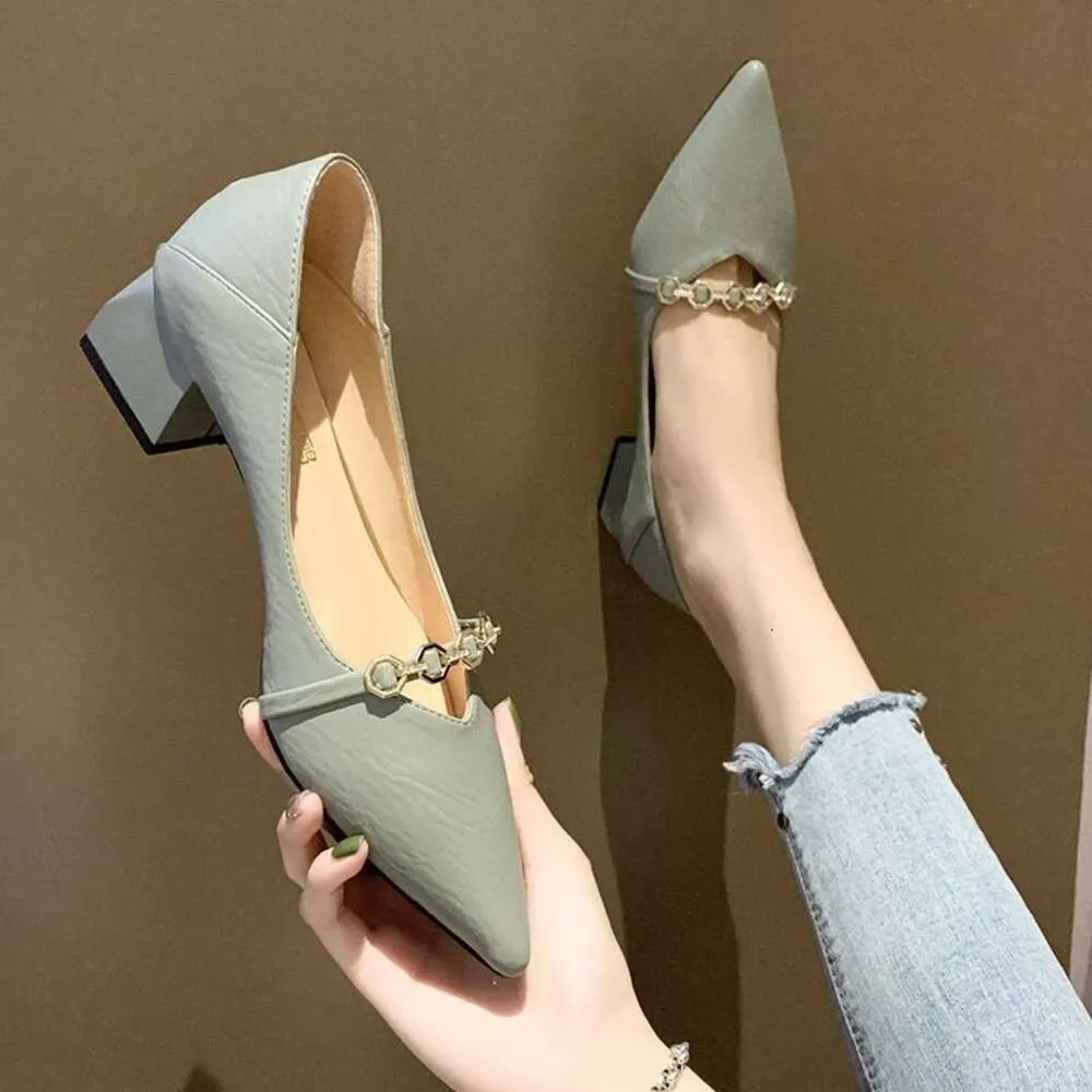 Chaussures pour la femme 2023 Toches de chaussures d'été à orteils Les talons carrés avec un glissement de bureau vert moyen sur la tendance de style coréen 39 Y2K