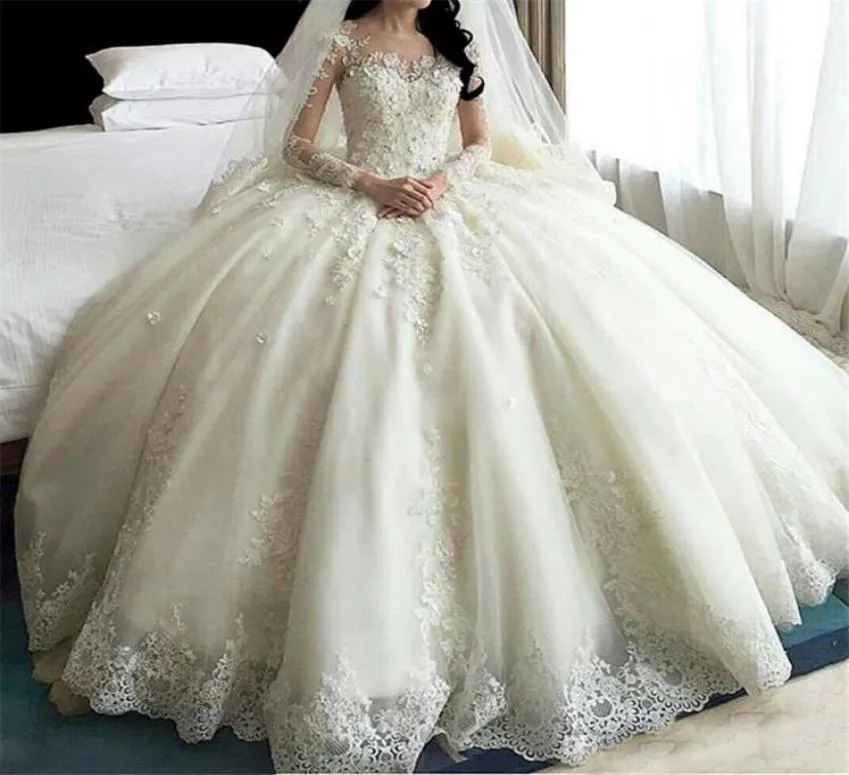 2021 Vestido de noiva muçulmano de manga longa Os vestidos de noiva árabes veem através de Back Dubai Luxury Crystal Flowers Ball GOWN7425255