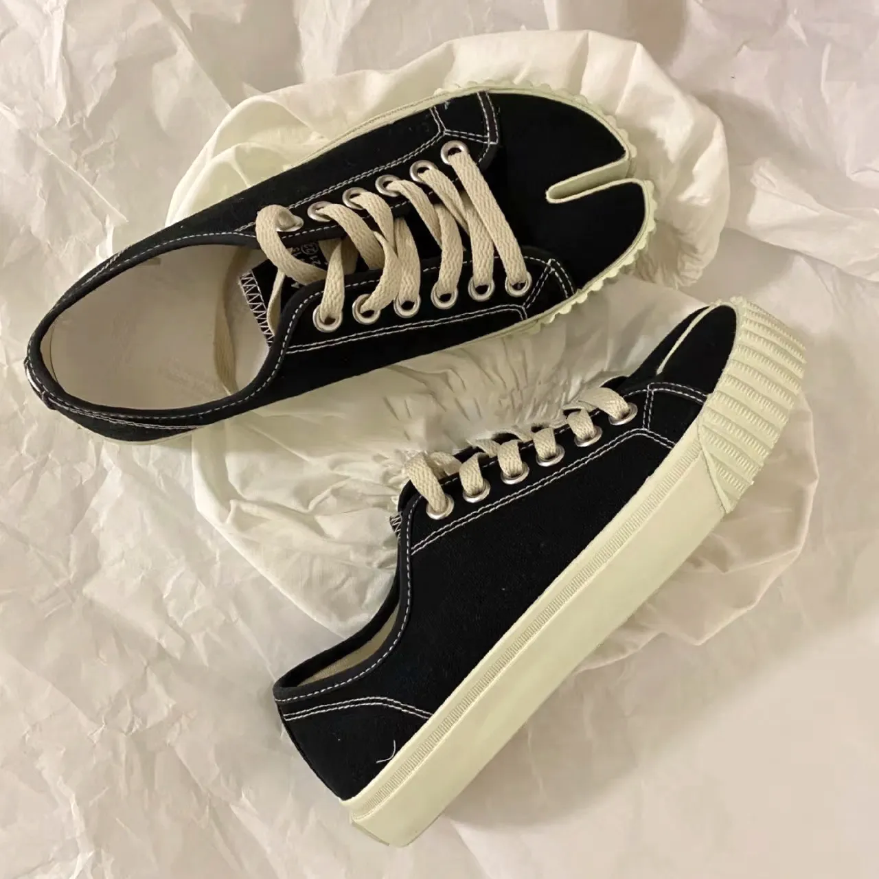 Flat Womans Men Canvas Sneaker 2024 Nouvelles chaussures Run Fashion Black White Top Quality Luxurys Travel Spring and Fall Casual Shoe Designer avec Box Low Trainer Randonnée en plein air