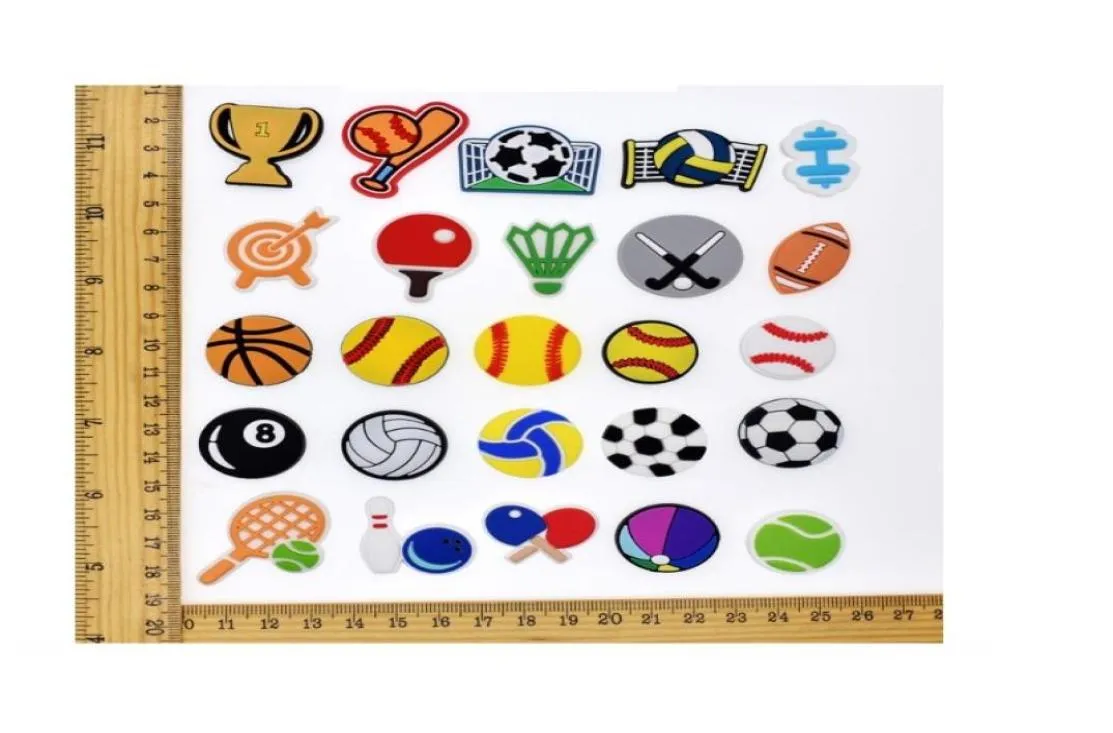 100pcs / lots balles football chaussures charmes accessoires décorations de basket-ball pvc jibitz boucle buccille grenards kid party gift7782510