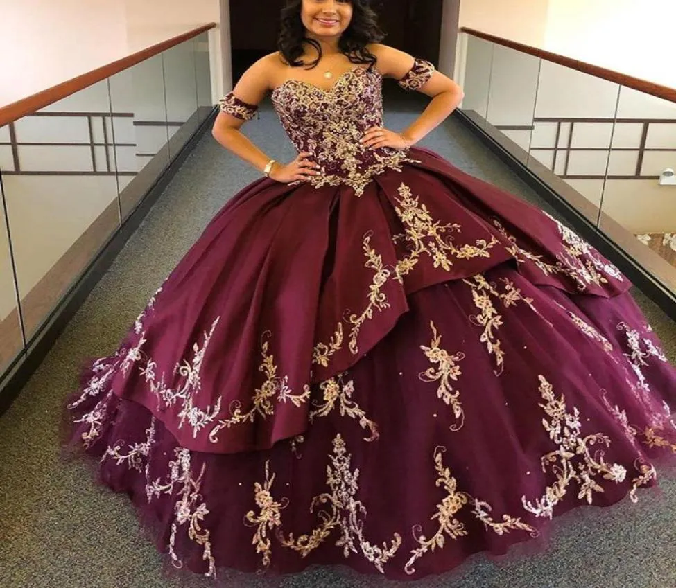 Eleganti Borgogna Burgundy Plus size Abito da ballo Abiti Quinceanera Abiti di applique Gold Applique Lunghezza abiti da ballo per ballo Sweet 16 Dress V5388260