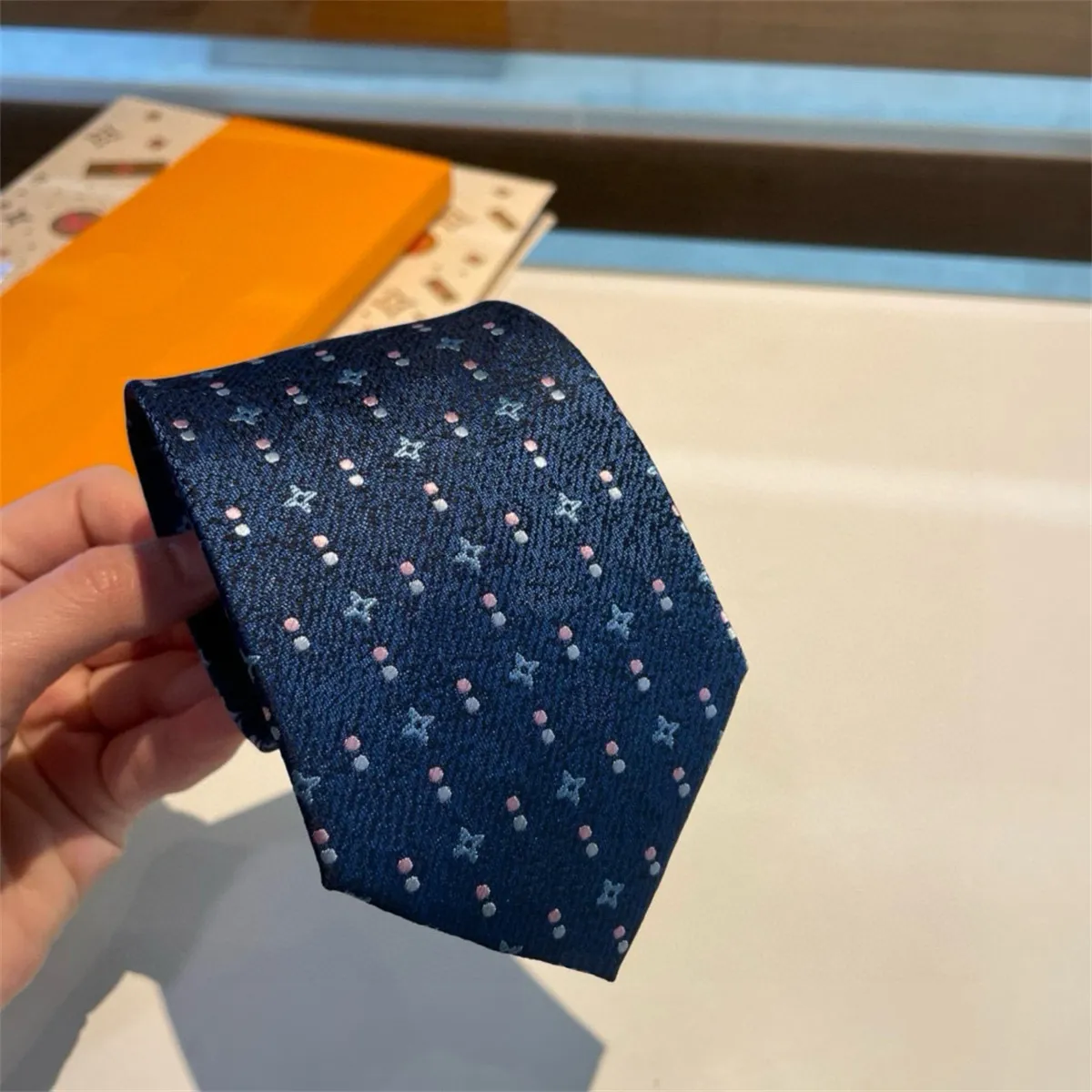 Ssyy 2024 Luxury maschi's Fashion Designer Ties Business Neck Ties Casual Wedding TIGLIE RETRO Party Casual Silk Ties with Box