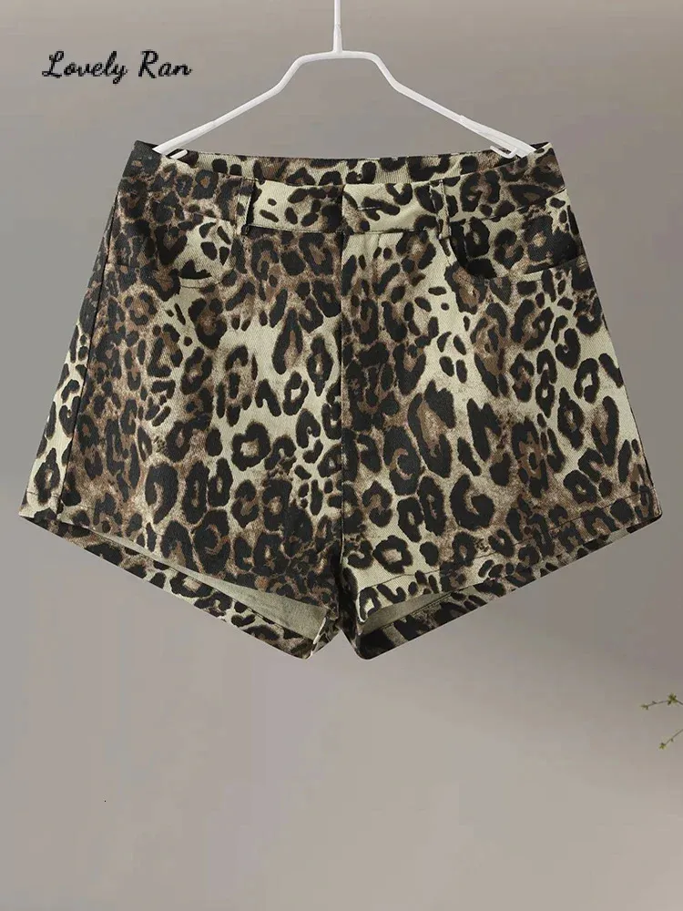 Street Leopard Print Femmes Pantalon Short Bouton Fashion Pocket Zippers Min Femme Shorts 2024 Printemps Summer Y2k Dame Outwear 240417