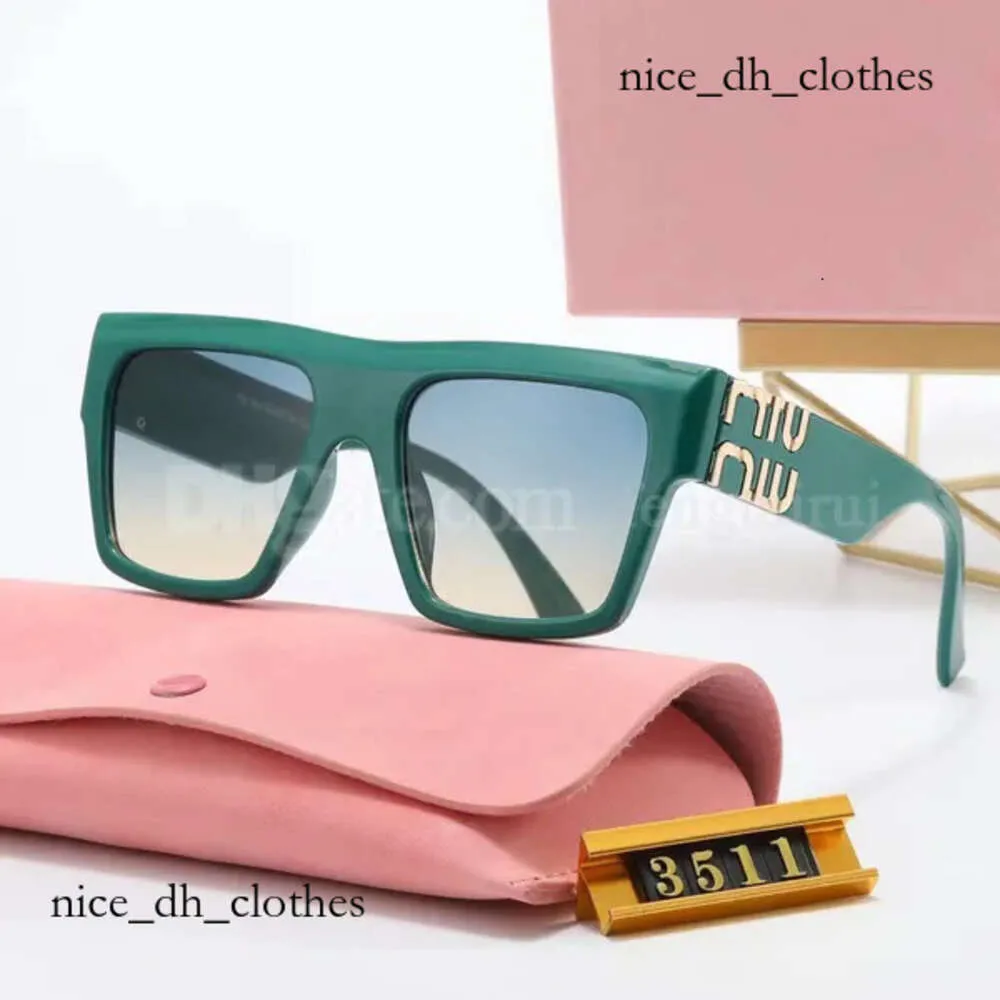 Nouveau printemps M Home Mui Street Shot minimaliste Classic Sunglasses Wincilds Lettre les jambes Big Square Frame avec cas 200