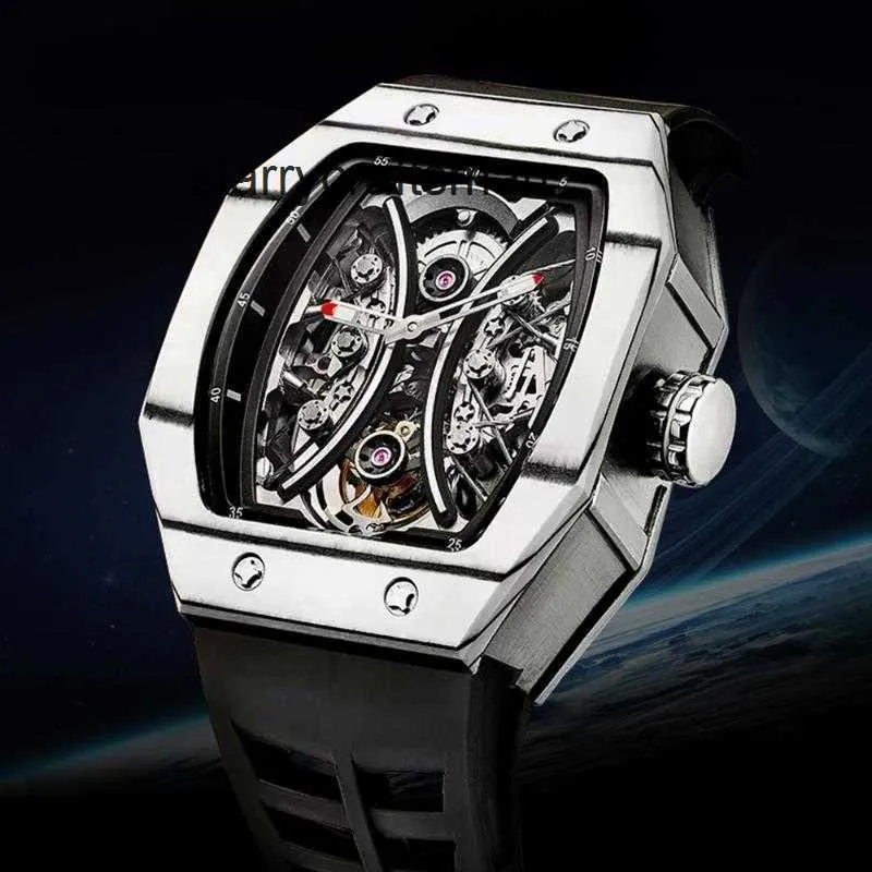 Les hommes regardent des montres-bracelets Skeleton Carbon Man Tourbillon