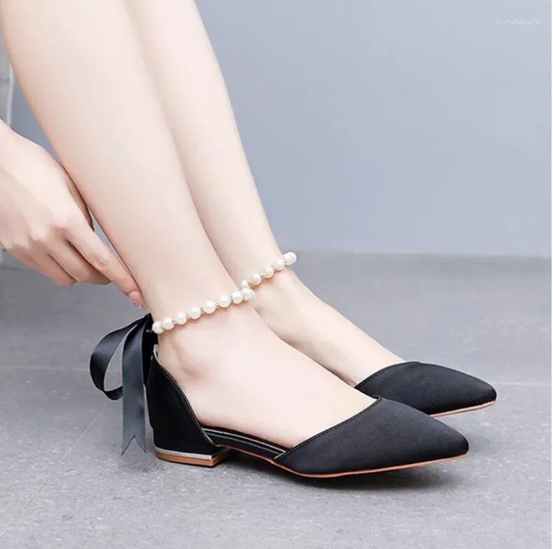 Casual skor kvinnor sexiga pumpar vit siden pärlbruning brud pekade tå spänne band sandaler 2 cm tjocka höga klackar