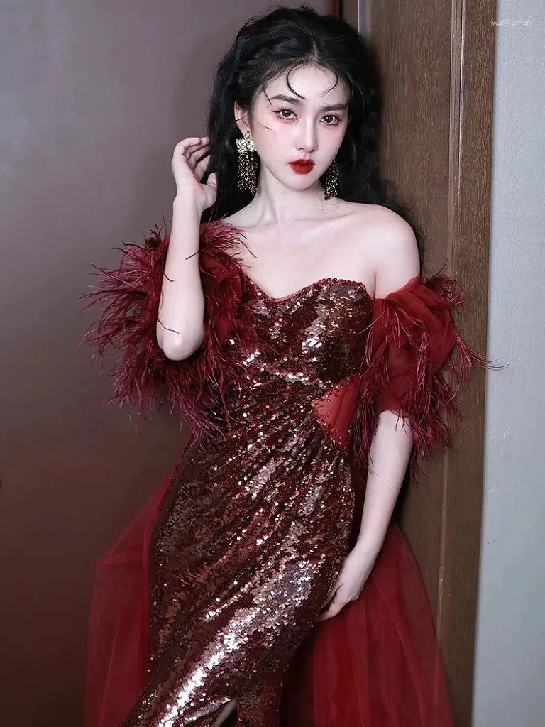 DHgate Burgundy Feather Celebrity Dress Strapless Detachable Train Side Split Off The Shoulder Luxury Ceremony Host Prom Evening Gown Apparel
