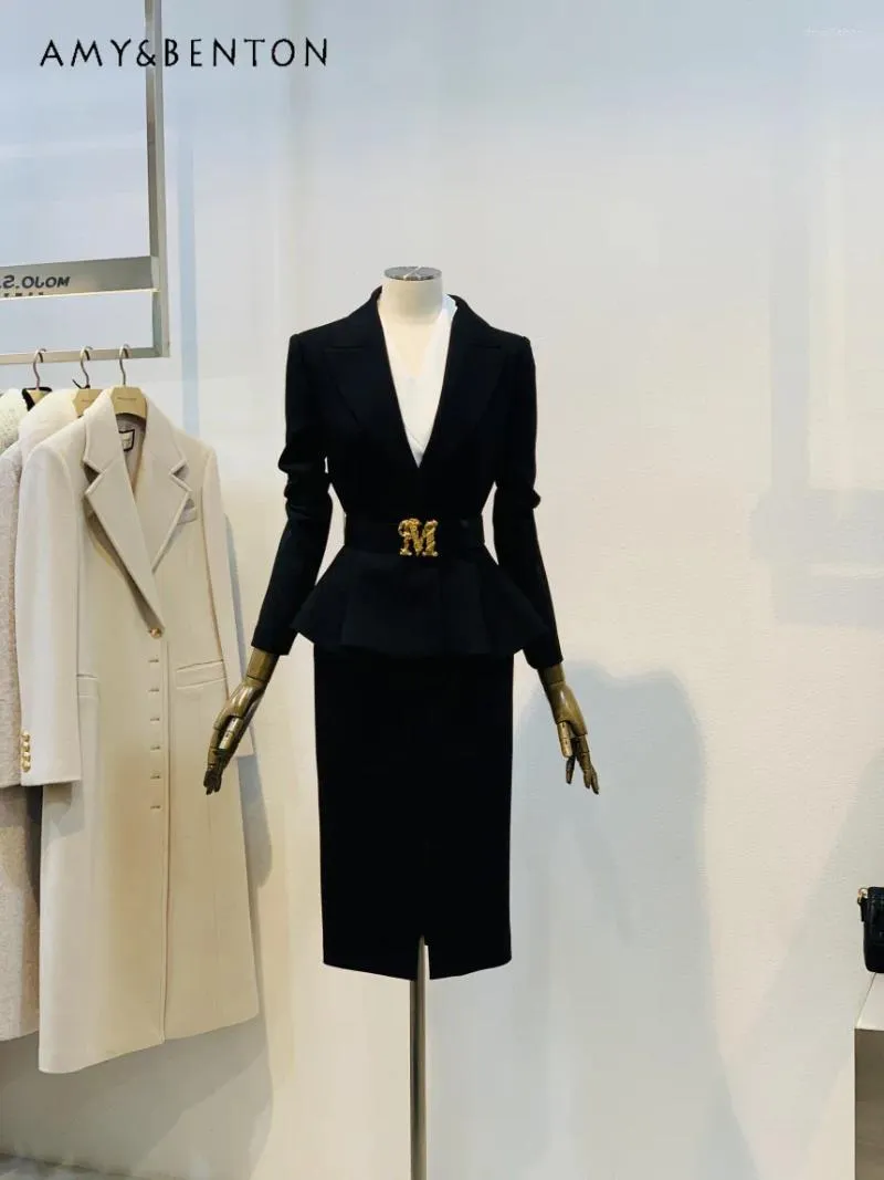 Arbeitskleider 2024 Herbst Mode Slim Fit Falten -Gürtelanzug Mantel Splitter Rock Sets Pendelstil eleganter zweiteiliger Damen Outifits