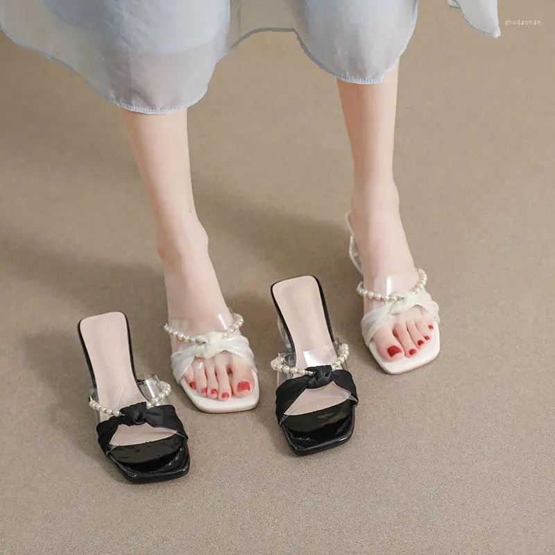 Pantofole Temperamento perla con tacchi alti 2024 Spessi piccole scarpe da donna per outwear estivo