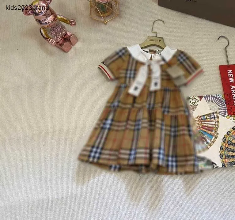 Ny prinsessklänning kortärmad docka krage baby kjol storlek 90-140 cm barn designer kläder checker design flickor partydress 24 april