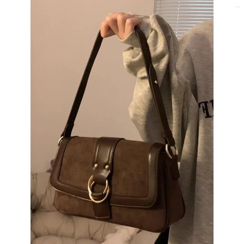 Bolsas de ombro Brown vintage para mulheres Design de aba na moda Bolsa de axila fosca Lady Casual Out Crossbody and Busses