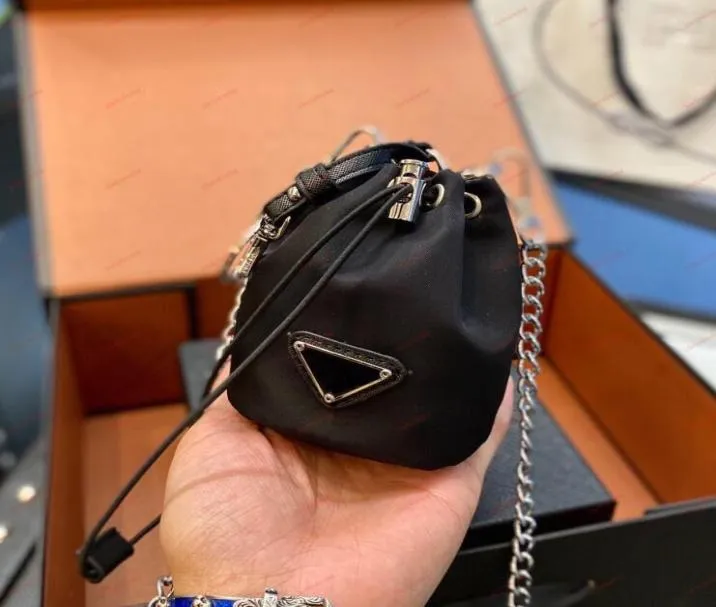 Triângulo de luxo Bolsa de moedas fofas masculas estilos femininos com zíper preto Carteira de nylon Casual Casual Cartters Card Titulares Silver Chain Headp1491252