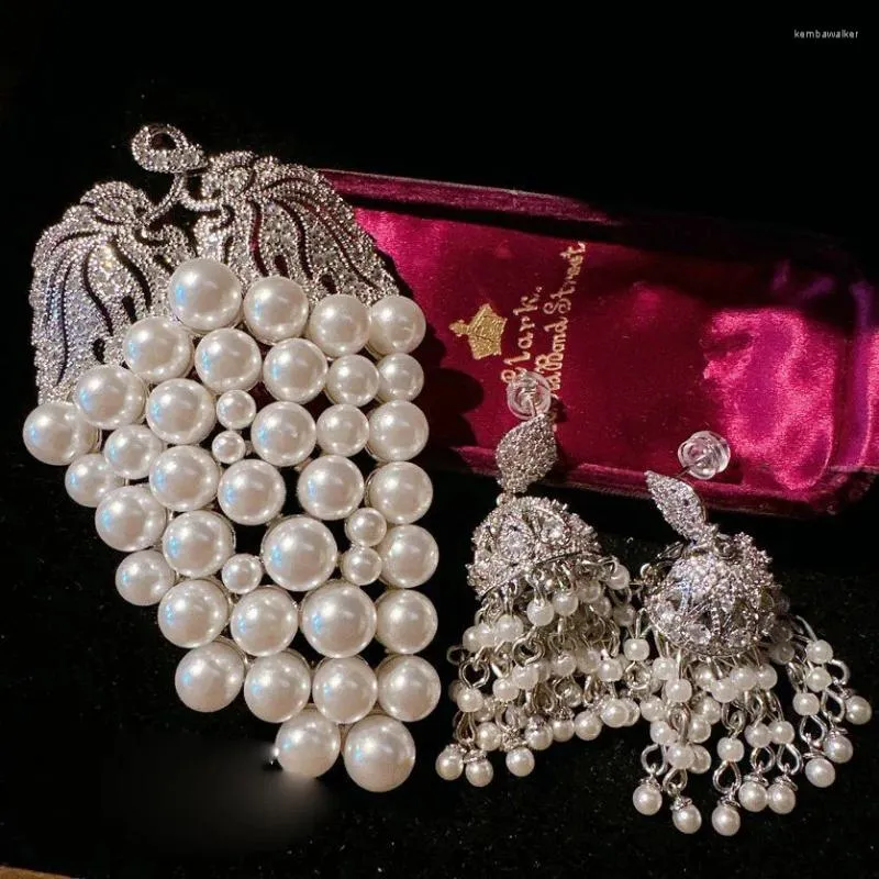 Broches 2024 Femmes Sotheby's Grape Pearl Gemstone Brooch Noble Lady Flower Vine Deep Sea Bead Bunch