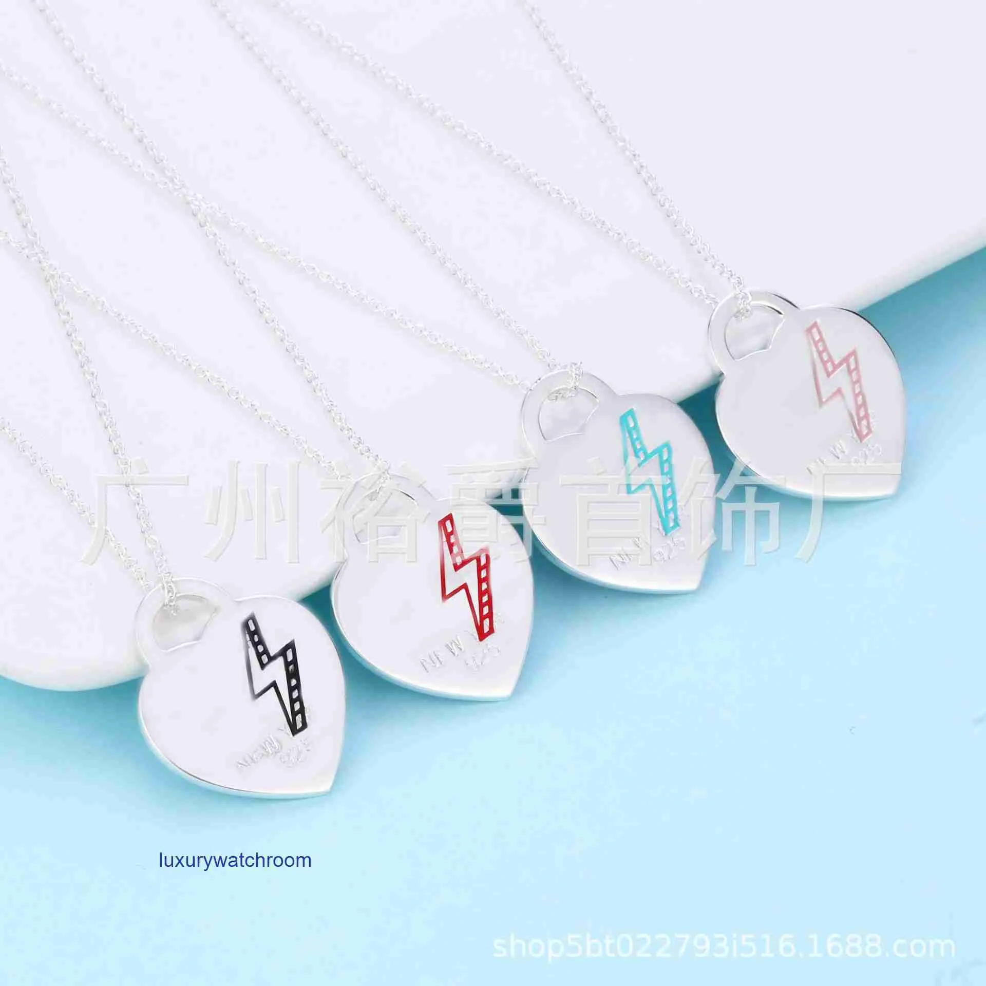 Luxury Tiffenny Designer Brand Pendant Necklaces T Family Love Hangtag Enamel Lightning Necklace Fashionable and Versatile for Men Women Couples Di