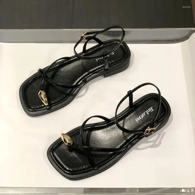 Chaussures décontractées chaussures tongs tongs flip-flop pour femmes de style romain été 2024 sandales beige pour les boucles de femme avec des talons bas designer tendance h