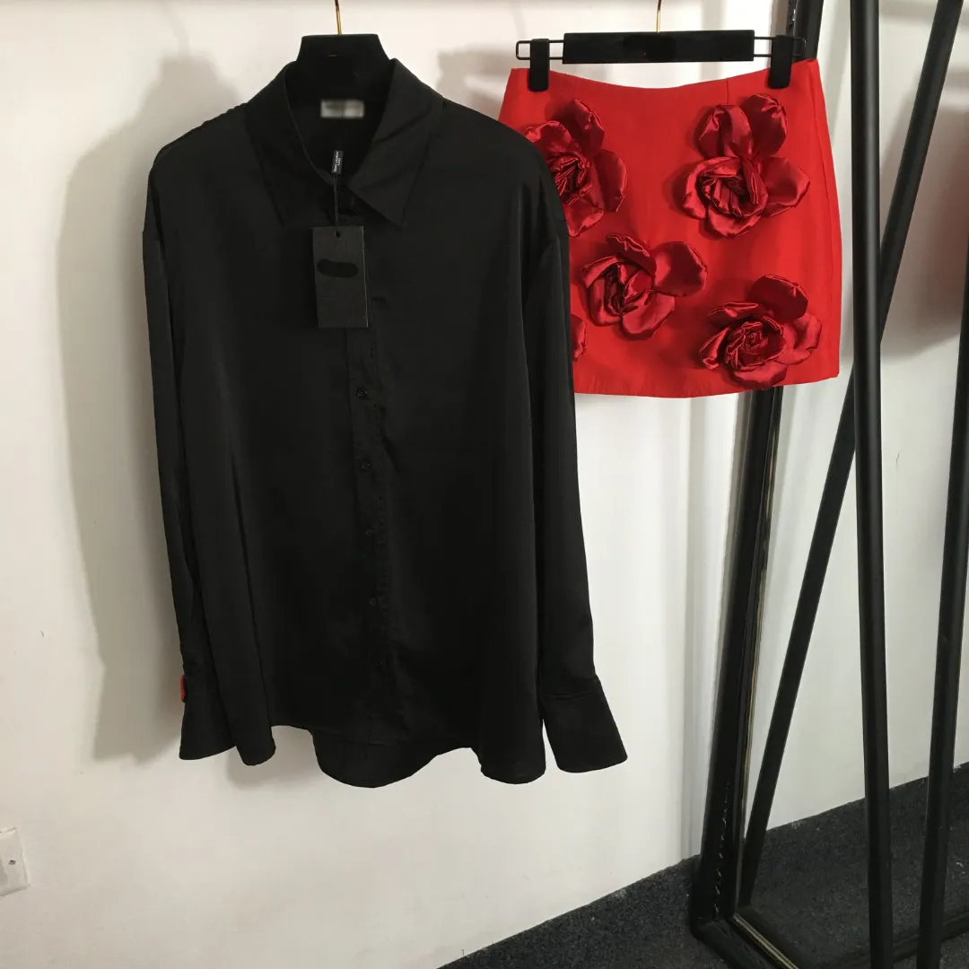 Signe de robes en deux pièces de piste Fashion Blouse à manches longues noires et mini jupe à fleurs Suit de vacances décontractés