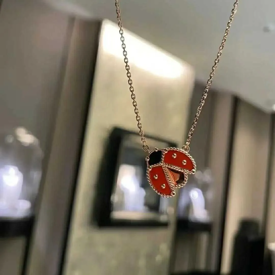 Marca de designer Van Ladybug Colar Glod Bated 18K Rose Gold Red Jade Marrow Clover Dia dos namorados Corrente da clavícula para mulheres