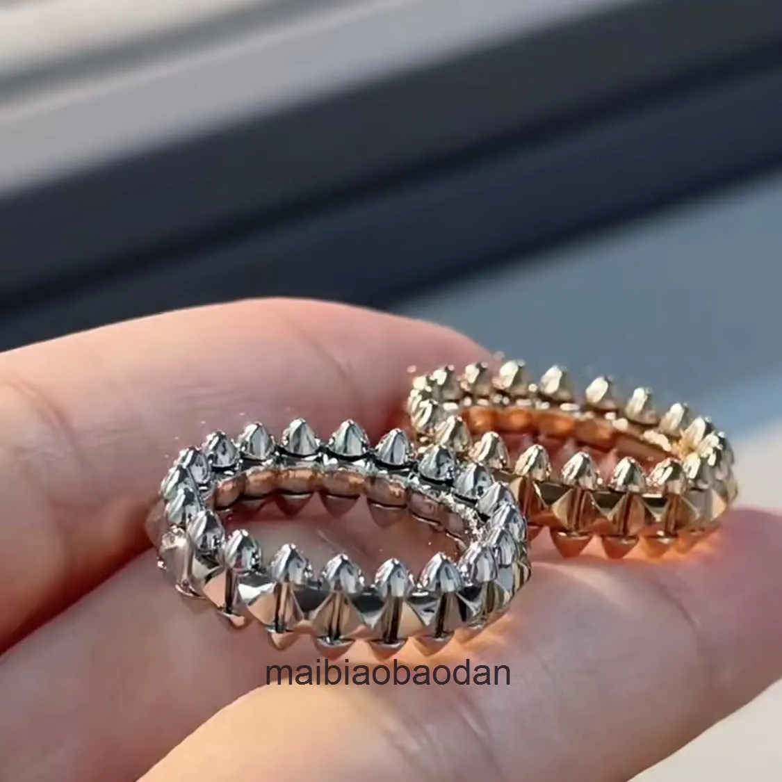 High End Designer smycken ringar för kvinnors carter V-guld CNC Rivet Bullet Head Rotatable Ring V-Gold Liuding Par Nail Ring Original 1: 1 med riktig logotyp