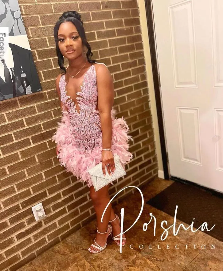 Pink Sparkly Short Prom Homecoming -jurken voor Black Girl 2024 Luxe diamant Feahter Verjaardag Gala -jurk Sheer Mesh Jurk Evening