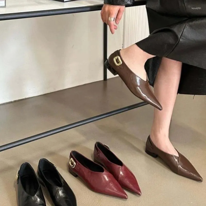 Повседневная обувь женские квартиры заостренные носки для лодки скольжение на коже для женского ретро -низкого каблука платье весеннее осень красное 1750n
