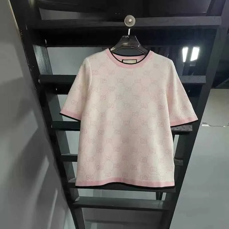 Kvinnors stickor Tees Designer 2024 Spring/Summer New White Pink Combination Style Casual Round Neck Pullover Kort ärm stickad skjorta L4FJ