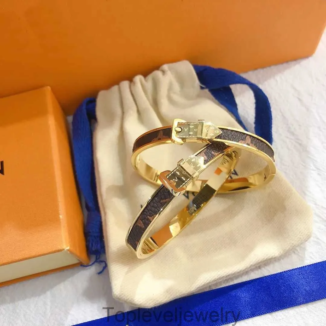 Bracelets de nouveau style Femmes Bangle Designer Letter Bijoux Faux Cuir 18K Gold plaqué en acier inoxydable Femmes Poud-bracelet Cadeaux de mariage accessoires Q1