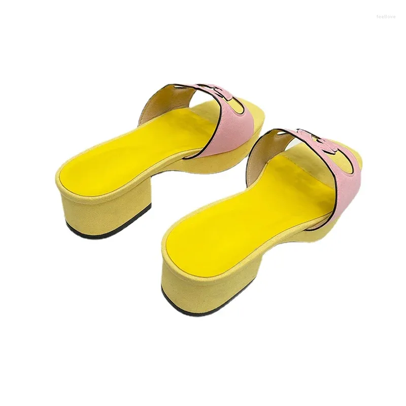 Slippers Candy Color Cor de couro genuíno Mulher ao ar livre Praia de 5 cm de salto alto sandálias elegantes de verão giro de designer de luxo chinelos