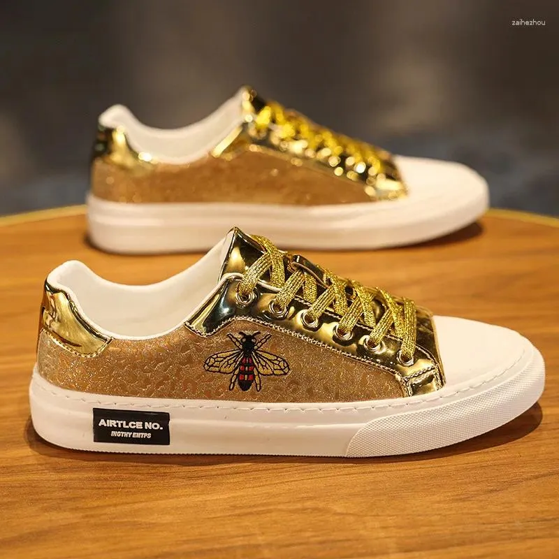 Casual skor lyxguld sneakers män mode skallar skateboard designer broderade bi lägenheter skridskor