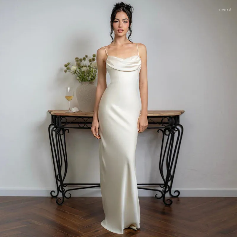 Robes décontractées élégant robe longue satin blanche pour femmes sangles de spaghetti sexy 2024 Fashion V-Neck Holidays Party