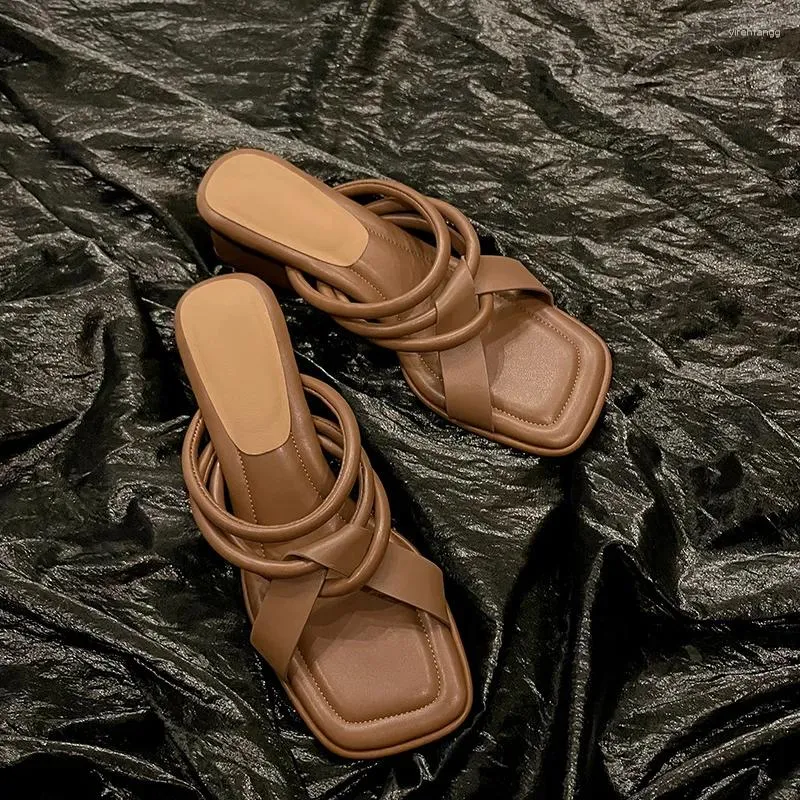 Slippers 2024 Senhoras de verão para desgaste ao ar livre Sapatos de pele de carneiro mulheres saltos grossos sandálias com solas macias confortáveis