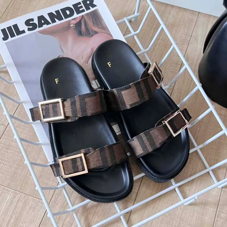 Designerskor högkvalitativa tofflor Sommar Flatskor Sexig äkta läder Sandaler Mens och kvinnors strandskor Flower Canvas denim Färgblock Slipper