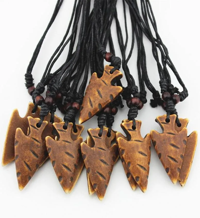 Moda inteira 12pcslot Faux Bone esculpido Maori Tribal Spear Cara de Cara Pingente de Arrowhead Pingente de Arrowhead para homens Mulheres033611956