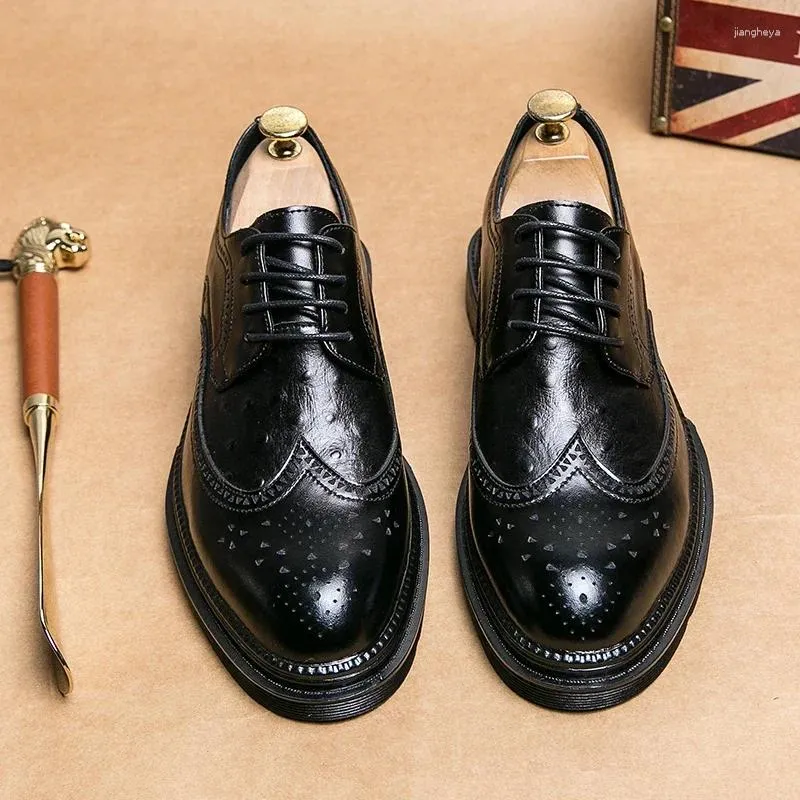 Chaussures décontractées Business Men en cuir Brogue Oxfords Lace-Up Male épais mâle pointu confortable étanche