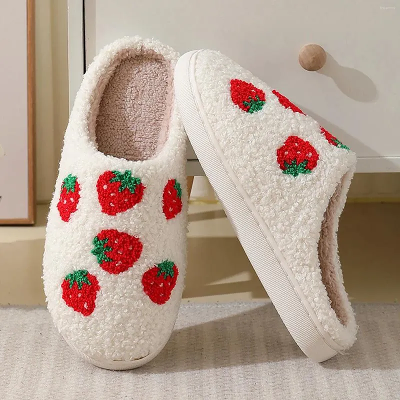 Pantoufles confortables Strawberry 2024 Automne Coton d'hiver Furry Toe rond à moitié doux Femmes confortables Chaussures intérieures
