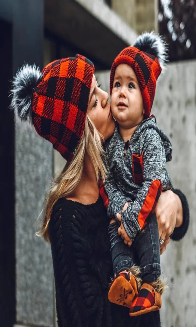 Nouveau chapeau tricoté d'hiver charmant pom laine ballon parentchild woolen cap kids de pompes chauds décontractés chapeau de fête mignon vt19973652744