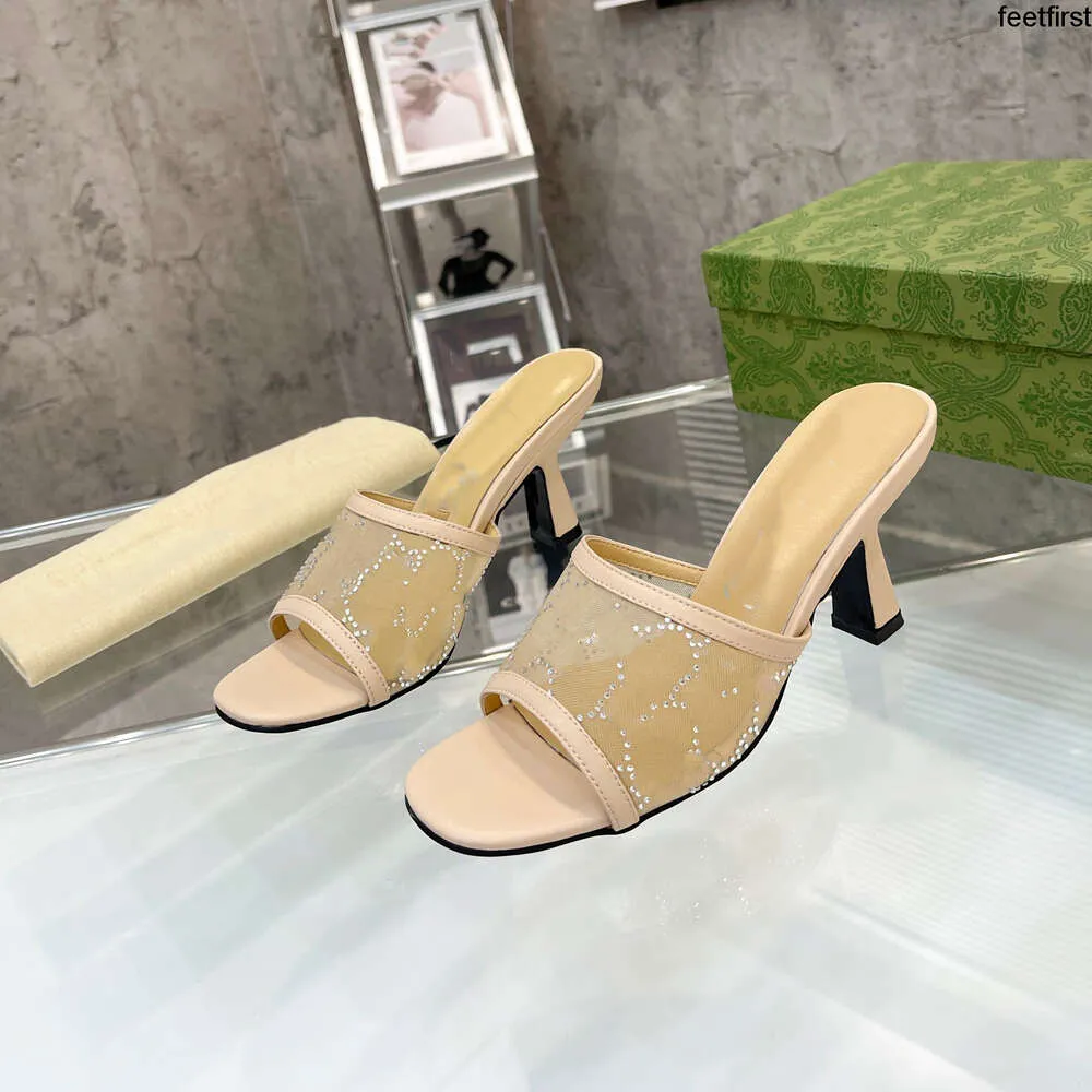 Последние женские кристаллы, сверкающие сетчатые тапочки, перекрывающие G Слжевые скольжения на плоских высоких каблуках мулы Италия модная леди свадебная насоса обувь Squre Toe
