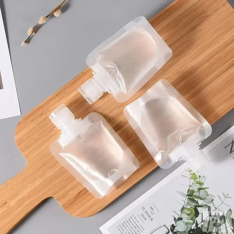 Yeni 2024 30/50/100ml Clamshell Ambalaj Çantası Stand Up Spout Torçası Plastik El Dezenfek Çıkarma Şampuan Makyaj Makyaj Sıvı Şişeler Travelfor