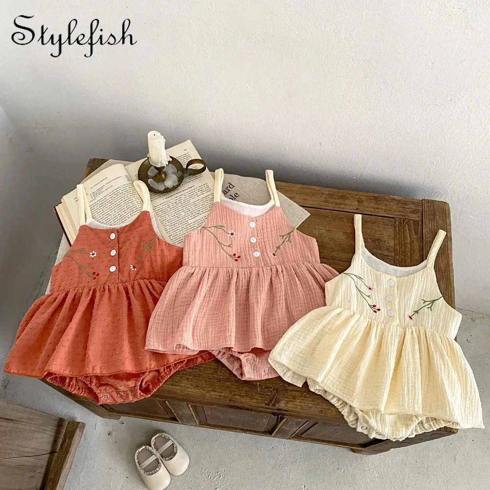 Sommer modische und personalisierte Camisole -Rock kleiner frisch gestickter Baby -Mädchen -Dreiecksanzug 240408