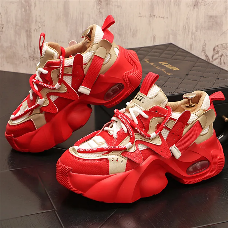 2024 New Men's Sneakers Mesh Mesh rouge respirant Chaussures décontractées légères Walking Men Chaussures Soft Seme Tenis Fitness Chaussures