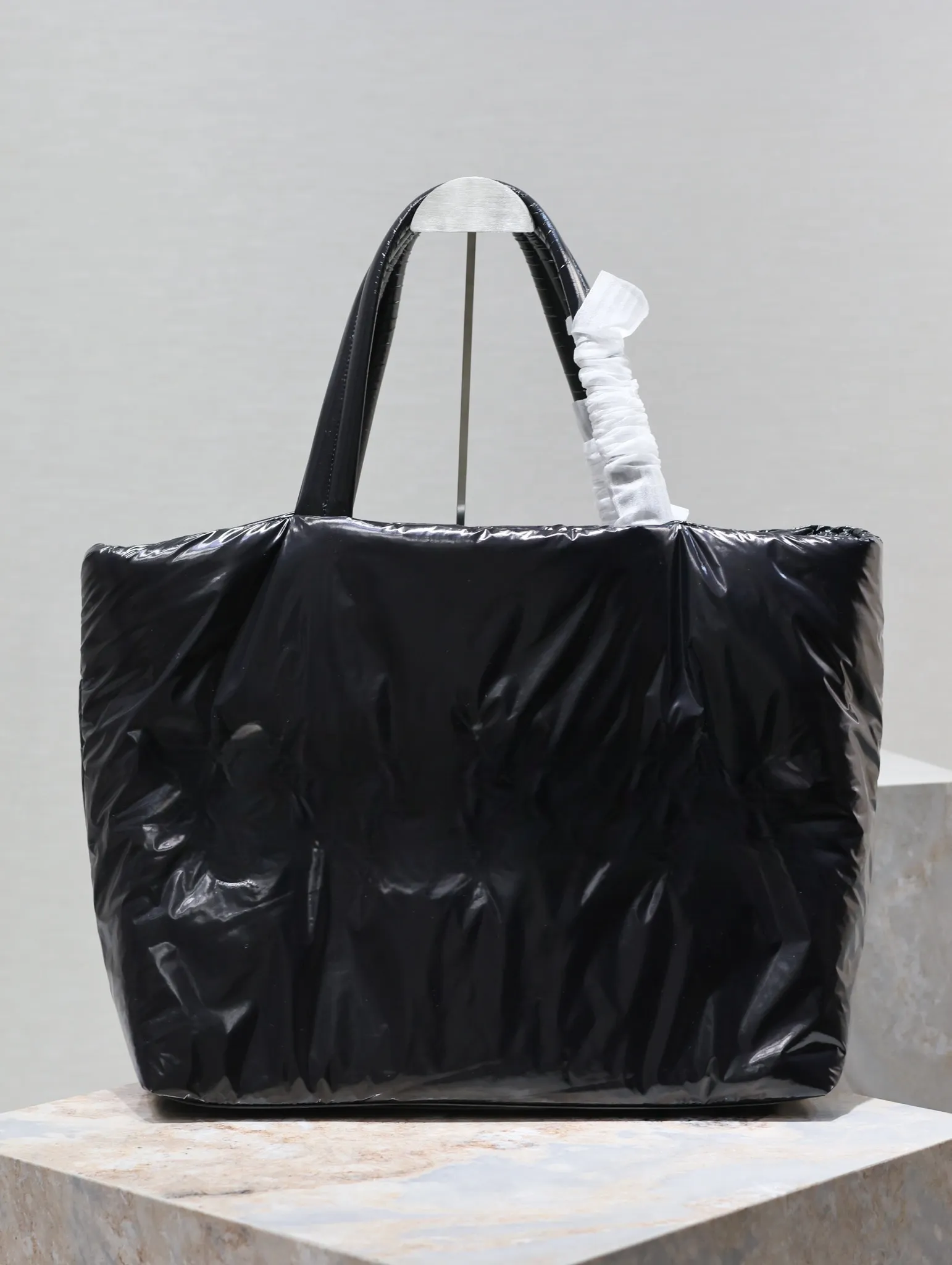 Czarna jedwabna torba, chłodna i stylowa
