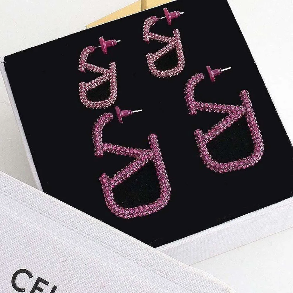 Pendientes de letra de temperamento de moda V Pendientes de diamantes rosas simples y minimalistas de alta gama 2023 Pendientes nuevos