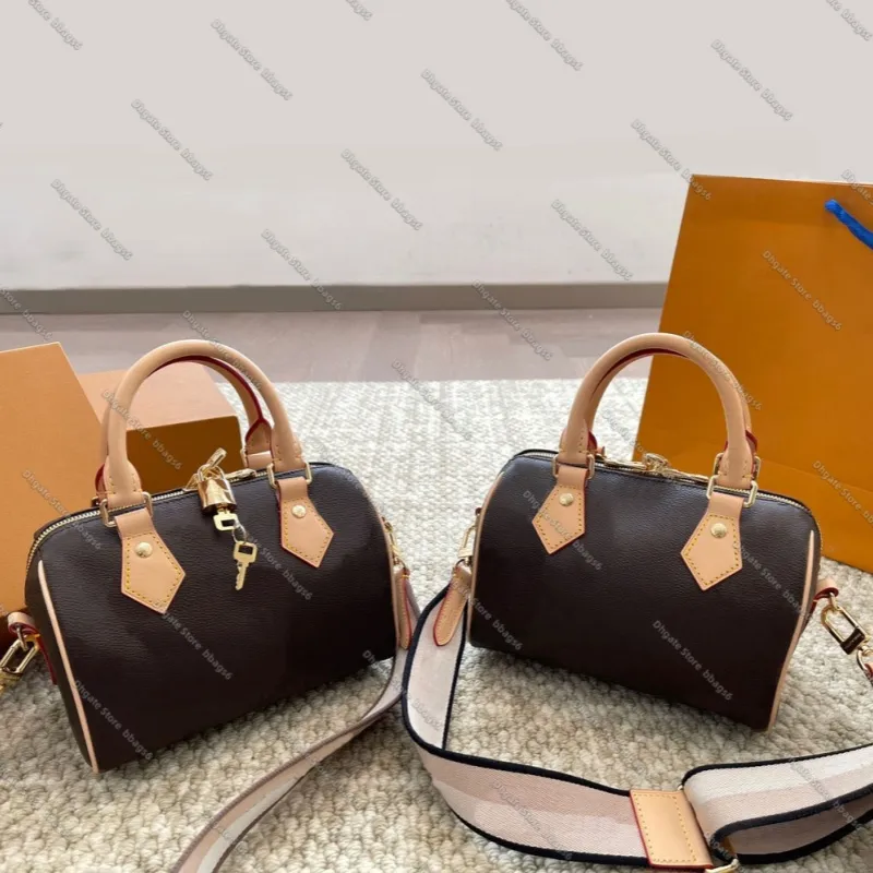 럭셔리 디자이너 20cm 핸드백 여성 가죽 크로스 바디 가방 토트 클러치 야외 여행 이동식 스트랩 세련된 디자인 가방 지갑