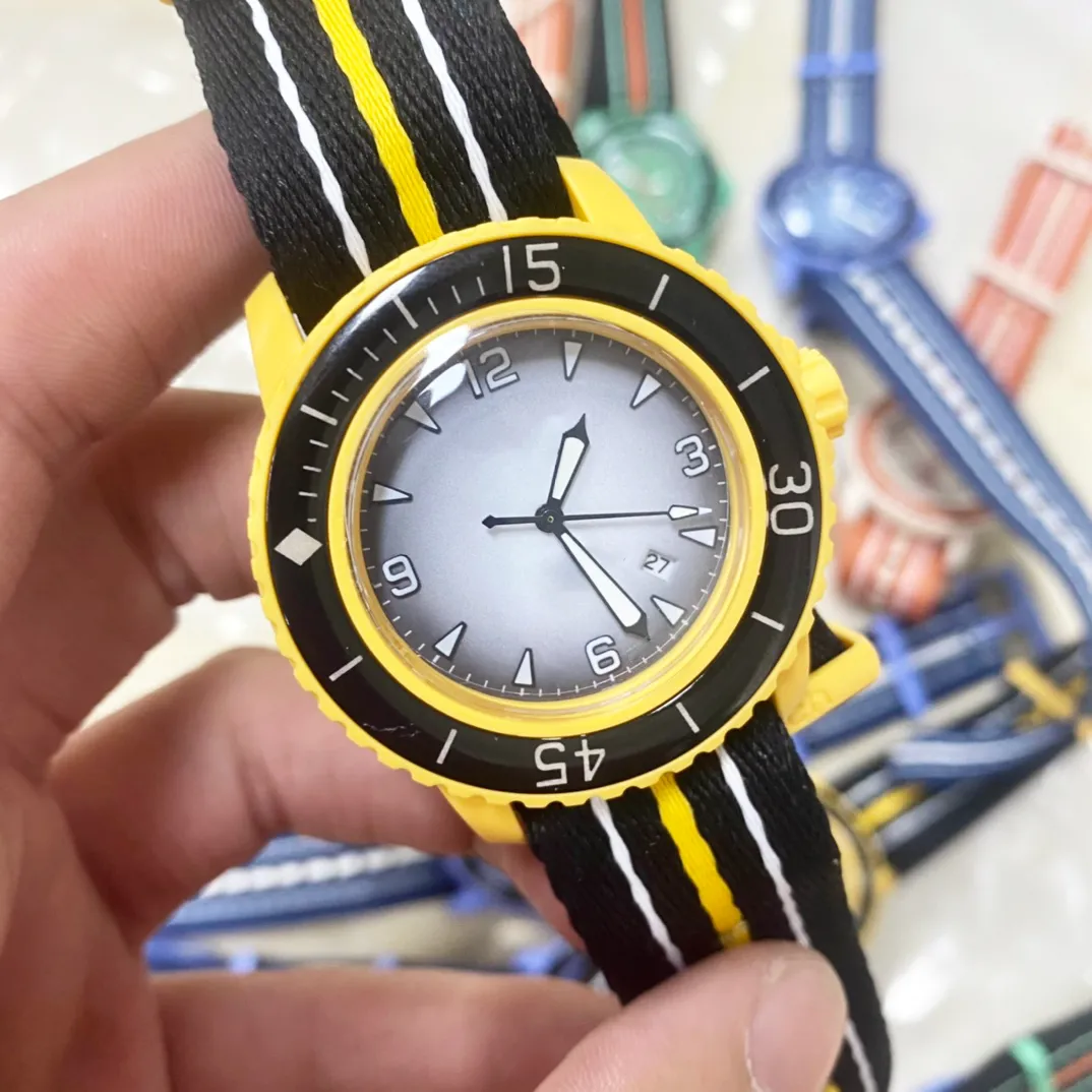 Erkek İzle Lüks İzle Otomatik Mekanik Hareket İzle 42.3mm Takvim İzle Hardleks Kristal Naylon Şerit Montre De Luxe Sıradan Saat Moda Saati