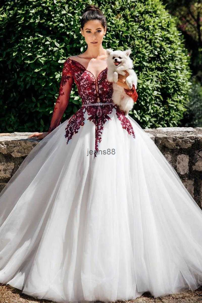 2024 Abiti da sposa White e bordeaux Princess White e bordeaux Spazzare un treno da giardino da giardino in campagna abiti da sposa marrigno