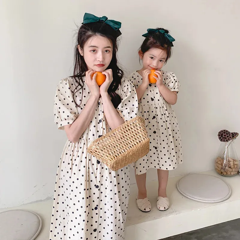 Mamma och dotter matchande klänning Family Clothes Mommy Me Chiffon Polka Dot High Waist Doll Dresses Look Grown 240327