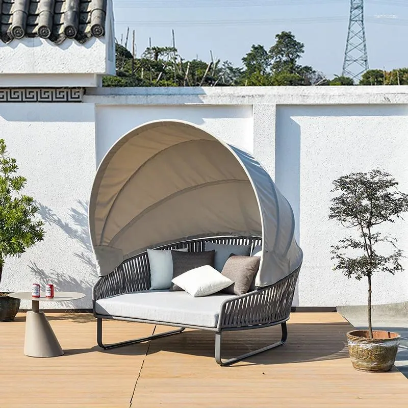 Muebles de campamento sillón de cama de mentiras al aire libre con dosel impermeable y protector solar de villa tejida de ratán redonda de playa